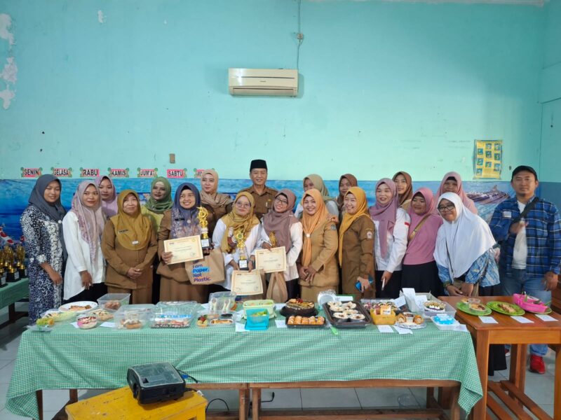 Koordinator Bidang Pendidikan Kecamatan Bangkalan (Korwil Kec. Bangkalan), Andoko Surja Hadi, SE, M.Si, foto bersama pemenang lomba kreasi olahan roti.