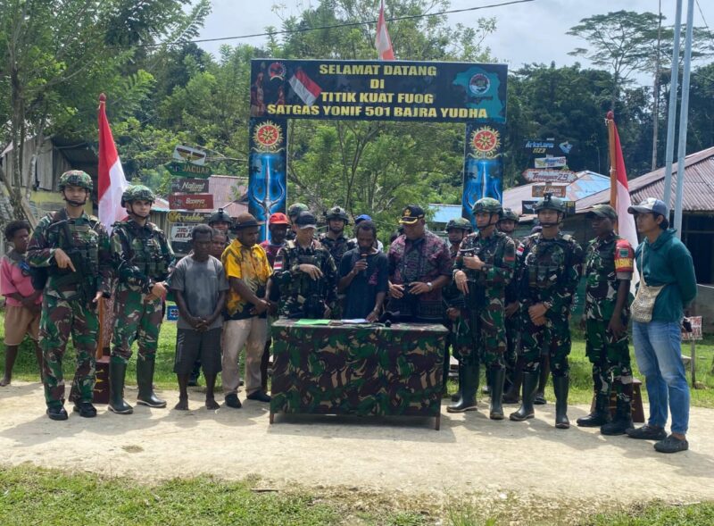 Yeremias Foumair, salah satu pentolan Organisasi Papua Merdeka (OPM), resmi menyerahkan diri kepada Satgas Yonif 501/BY pada Kamis, (15/5/2025).