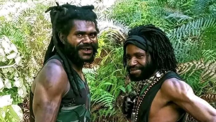 Dua anggota Organisasi Papua Merdeka (OPM) dilaporkan tewas ditembak aparat kepolisian di ruas jalur Trans Papua, tepatnya di wilayah Distrik Siriwo, Kabupaten Nabire, pada Jumat sore (16/05/2025) sekitar pukul 14.00 WIT.