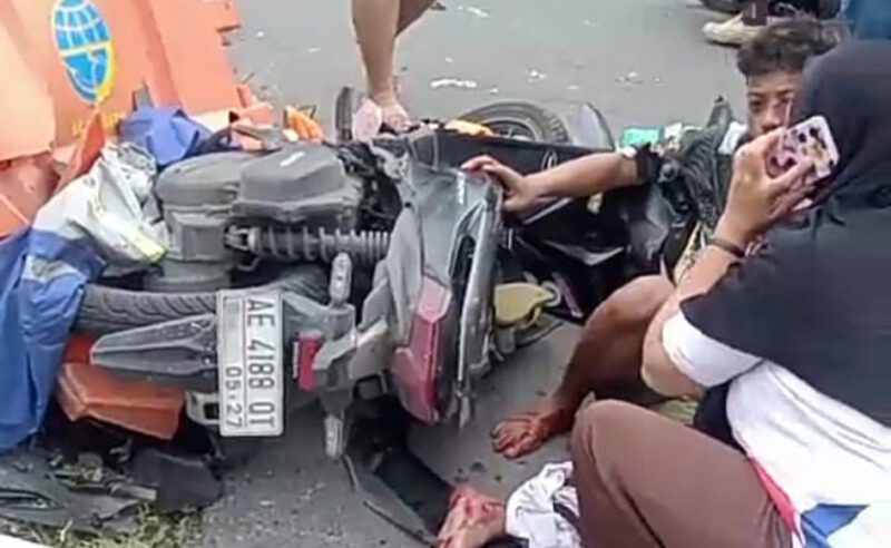 Kereta Api Malioboro Ekspres menabrak lima pengendara motor di perlintasan dua jalur yang dijaga.