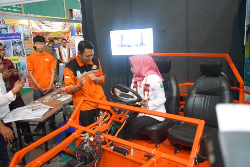 Wakil Bupati Sidoarjo, Hj. Mimik Idayana saat berdialog dengan peserta Sidoarjo School Fest IV 2025 di lapangan bulu tangkis GOR Sidoarjo, Rabu (21/5/2025).