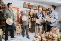 Kelompok CIECRA dan ECI, serta tokoh lokal Duduy Abdullah (dua dari kanan) serta Dinas Koperasi & UMKM Kabupaten Bandung (kiri) saat menunjukan hasil kerajinan eceng gondok menjadi barang bernilai.