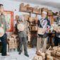 Kelompok CIECRA dan ECI, serta tokoh lokal Duduy Abdullah (dua dari kanan) serta Dinas Koperasi & UMKM Kabupaten Bandung (kiri) saat menunjukan hasil kerajinan eceng gondok menjadi barang bernilai.
