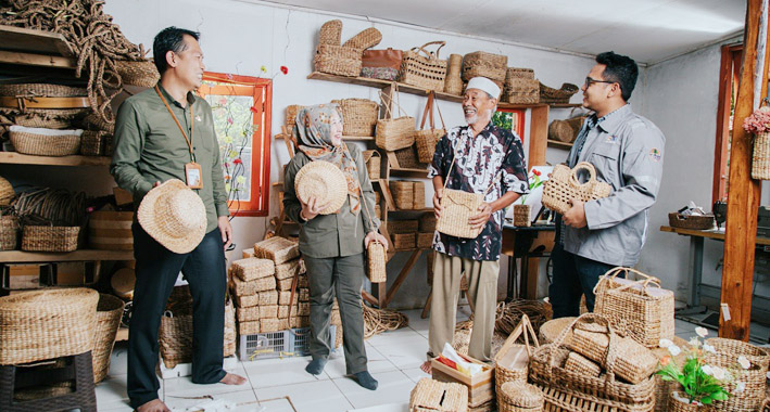 Kelompok CIECRA dan ECI, serta tokoh lokal Duduy Abdullah (dua dari kanan) serta Dinas Koperasi & UMKM Kabupaten Bandung (kiri) saat menunjukan hasil kerajinan eceng gondok menjadi barang bernilai.