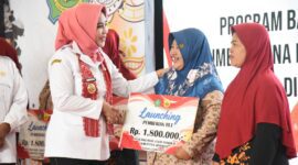 Penyaluran BLT DBHCHT 2025 secara simbolis dilakukan oleh Wakil Bupati Sidoarjo, Hj. Mimik Idayana, kepada para buruh di Perusahaan Rokok Putra Maju Jaya, Desa Ngaban, Kecamatan Tanggulangin, Rabu (21/5/2025).