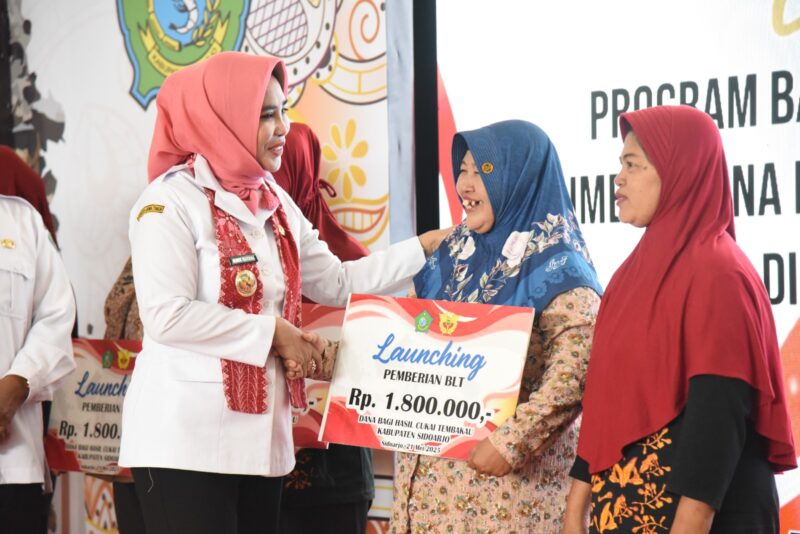 Penyaluran BLT DBHCHT 2025 secara simbolis dilakukan oleh Wakil Bupati Sidoarjo, Hj. Mimik Idayana, kepada para buruh di Perusahaan Rokok Putra Maju Jaya, Desa Ngaban, Kecamatan Tanggulangin, Rabu (21/5/2025).