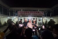 Menteri Lingkungan Hidup/Kepala BPLH, Hanif Faisol Nurofiq, saat melakukan inspeksi di lokasi pabrik PT Zhongchen, Kamis malam (12/6/2025).