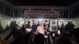 Menteri Lingkungan Hidup/Kepala BPLH, Hanif Faisol Nurofiq, saat melakukan inspeksi di lokasi pabrik PT Zhongchen, Kamis malam (12/6/2025).