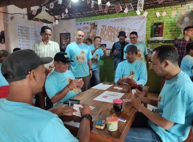 Liga Jurnalis Main Remi (JMR) yang digelar lintas organisasi wartawan di Malang Raya, Sabtu (14/6), di Warung Isor Nongko, Jl. Gajahmada.