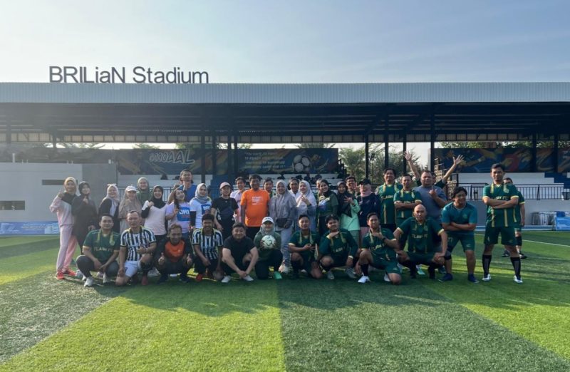 BRI Branch Office (BO) Surabaya Jemursari olahraga bersama PLN di BRILiaN Stadium Surabaya, Jumat (4/7/2025).