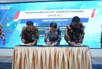 Penandatanganan Nota Kesepahaman (MoU) BRI Regional Office (RO) Surabaya dan BRI RO Malang bersama PLN Unit Induk Distribusi (UID) Jawa Timur di Ruang BRImo, BRI Tower Surabaya, pada Rabu, (23/07/2025).