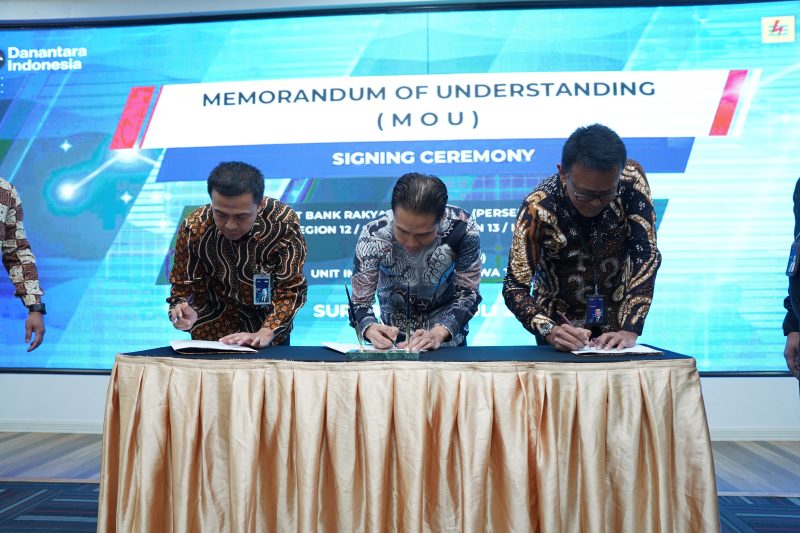 Penandatanganan Nota Kesepahaman (MoU) BRI Regional Office (RO) Surabaya dan BRI RO Malang bersama PLN Unit Induk Distribusi (UID) Jawa Timur di Ruang BRImo, BRI Tower Surabaya, pada Rabu, (23/07/2025).