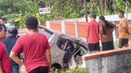 Mobil korban masuk sungai usai tabrakan adu muka.