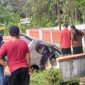 Mobil korban masuk sungai usai tabrakan adu muka.