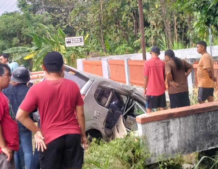 Mobil korban masuk sungai usai tabrakan adu muka.
