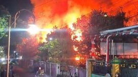 Kebakaran hebat melanda sebuah rumah di kawasan padat penduduk, tepatnya di Jl. Prawiroyudo, Kelurahan Kraton, Kecamatan Maospati, Magetan, pada Senin malam (21/07/2025).