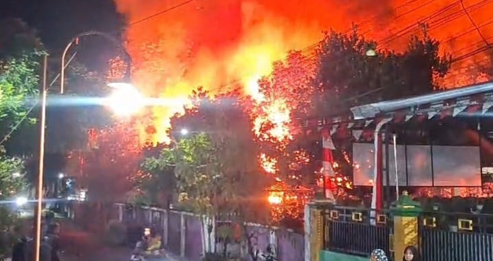 Kebakaran hebat melanda sebuah rumah di kawasan padat penduduk, tepatnya di Jl. Prawiroyudo, Kelurahan Kraton, Kecamatan Maospati, Magetan, pada Senin malam (21/07/2025).