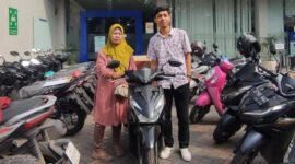 Seorang nasabah wanita asal Surabaya yang beruntung membawa pulang 1 unit sepeda motor Honda Beat.