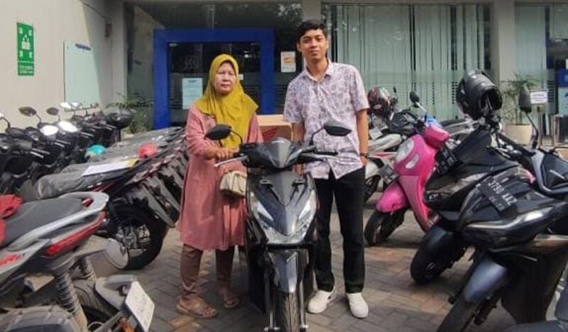 Seorang nasabah wanita asal Surabaya yang beruntung membawa pulang 1 unit sepeda motor Honda Beat.
