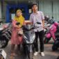 Seorang nasabah wanita asal Surabaya yang beruntung membawa pulang 1 unit sepeda motor Honda Beat.