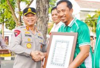 Kapolres Surabaya, Kombes Pol Dr. Lutfhie Sulistiawan, SIK, MH, M.Si, memberikan penghargaan kepada pelatih.
