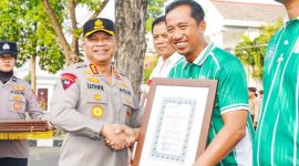 Kapolres Surabaya, Kombes Pol Dr. Lutfhie Sulistiawan, SIK, MH, M.Si, memberikan penghargaan kepada pelatih.