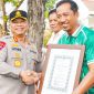 Kapolres Surabaya, Kombes Pol Dr. Lutfhie Sulistiawan, SIK, MH, M.Si, memberikan penghargaan kepada pelatih.