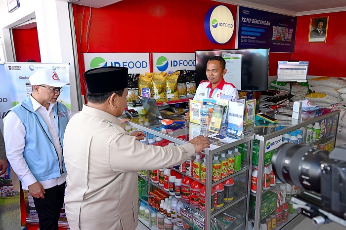 Presiden Prabowo Subianto resmikan koperasi desa sebagai pusat distribusi pangan dan energi nasional berbasis komunitas lokal. (Facebook.com @Setkab RI)