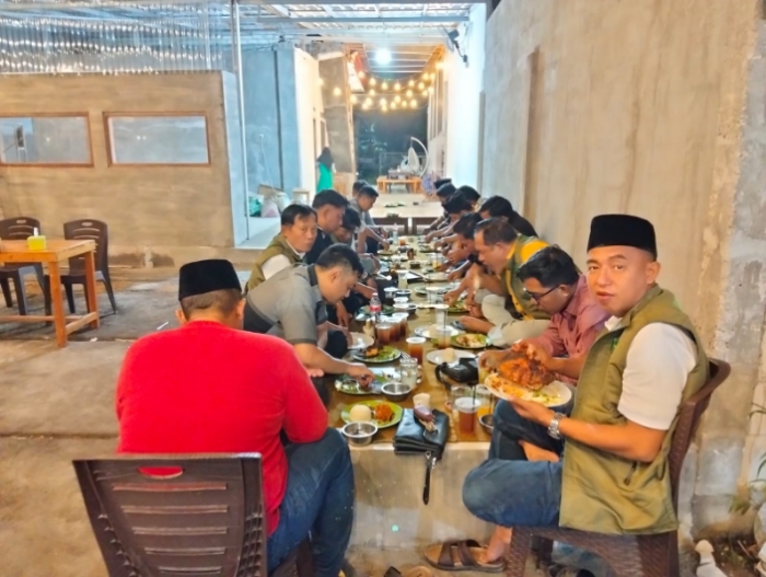 Suasana Coffee Night Kejari Sampang dengan Ormas LSM dan Pers.