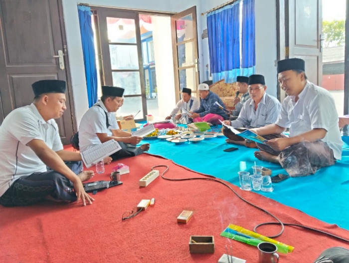 Ketua Media Center Sampang (MCS) Saat Mengikuti Pengajian Khotmil Qur'an, Tampak Khusuk, Jum'at (28/08/2025)