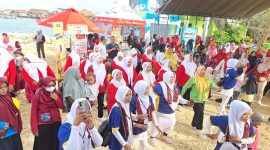 Para guru mengikuti senam 