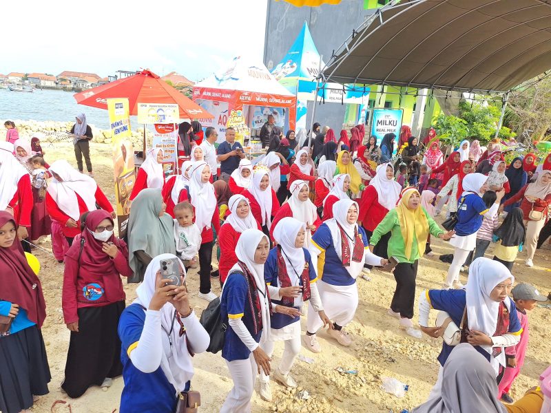 Para guru mengikuti senam 