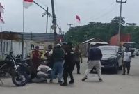 Rombongan tim KLH dan sejumlah wartawan yang ikut meliput sidak diduga menjadi korban pengeroyokan oleh sekelompok orang tak dikenal.