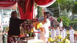 Bupati Sampang, H. Slamet Junaidi S.I.P, saat menjadi Inspektur Upacara Bendera HUT RI Ke-80 di Pendopo Trunojoyo Bupati Sampang, Minggu (17/08/2025)