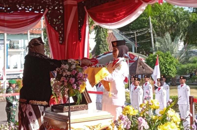 Bupati Sampang, H. Slamet Junaidi S.I.P, saat menjadi Inspektur Upacara Bendera HUT RI Ke-80 di Pendopo Trunojoyo Bupati Sampang, Minggu (17/08/2025)