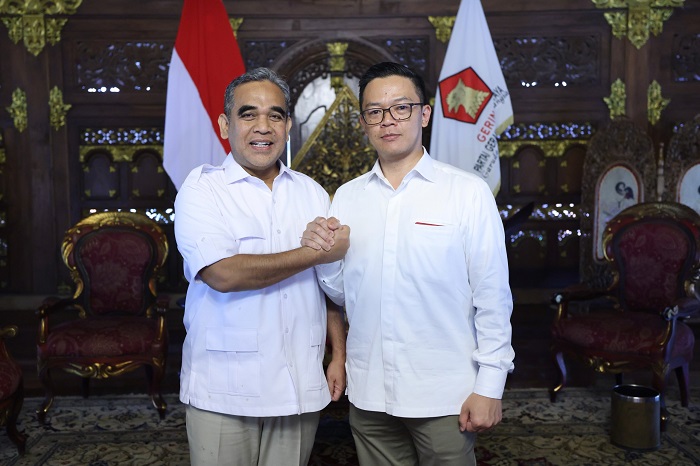 4. Sugiono bersama Dasco Ahmad dan jajaran Gerindra serukan loyalitas kader jelang pemerintahan baru Prabowo. (Dok. Partai Gerindra)