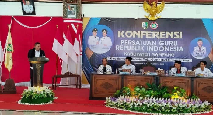 Bupati Sampang, H. Slamet Junaidi Saat Membuka Acara Konferensi PGRI, bertajuk ‘Guru Bermutu Indonesia Maju, Guru Hebat Indonesia Kuat' di Pendopo Trunojoyo, Rabu  (03/08/2025).
