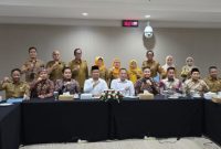 Bupati Sampang, H. Slamet Junaidi didampingi Wakilnya, H. Akhmad Mahfudz dan Ketua DRPD Sampang, Rudi Kurniawan serta segenap Kepala OPD, Foto Bersama Usai Mengikuti Audiensi dan Koordinasi dengan KPK RI.