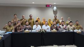 Bupati Sampang, H. Slamet Junaidi didampingi Wakilnya, H. Akhmad Mahfudz dan Ketua DRPD Sampang, Rudi Kurniawan serta segenap Kepala OPD, Foto Bersama Usai Mengikuti Audiensi dan Koordinasi dengan KPK RI.
