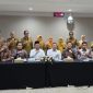 Bupati Sampang, H. Slamet Junaidi didampingi Wakilnya, H. Akhmad Mahfudz dan Ketua DRPD Sampang, Rudi Kurniawan serta segenap Kepala OPD, Foto Bersama Usai Mengikuti Audiensi dan Koordinasi dengan KPK RI.
