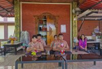 Pelajar SMA beragama Hindu melaksanakan kunjungan ibadah di Pura Kertha Bumi Bhayangkara Polresta Sidoarjo, Jumat (19/9/2025).