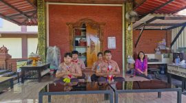 Pelajar SMA beragama Hindu melaksanakan kunjungan ibadah di Pura Kertha Bumi Bhayangkara Polresta Sidoarjo, Jumat (19/9/2025).