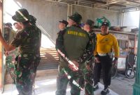 Solidnya sinergitas TNI-Polri untuk masyarakat, begitu tampak dalam kerja bakti merenovasi rumah warga, di Desa Sedenganmijen, Kecamatan Krian, Kabupaten Sidoarjo, Kamis (18/9/2025).
