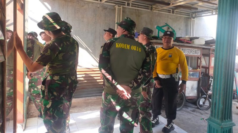 Solidnya sinergitas TNI-Polri untuk masyarakat, begitu tampak dalam kerja bakti merenovasi rumah warga, di Desa Sedenganmijen, Kecamatan Krian, Kabupaten Sidoarjo, Kamis (18/9/2025).