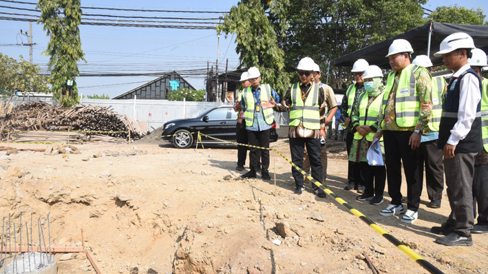 , Bupati Sidoarjo H. Subandi meninjau langsung progres pengerjaannya RSUD Sedati, Selasa, (23/9). 