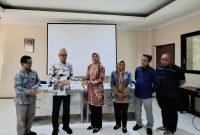 Pemerintah Kabupaten (Pemkab) Sidoarjo melalui Dinas Kependudukan dan Pencatatan Sipil (Disdukcapil) menggelar rapat koordinasi di Aula BKD Sidoarjo, Kamis (18/9/25) terkait percepatan layanan perekaman dan pencetakan KTP-el di tingkat kecamatan.