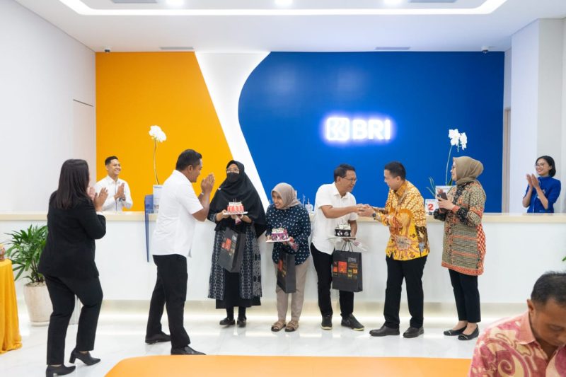 Direktur Commercial Banking BRI, Alexander Dippo Paris Y.S. bersama RCEO BRI Region 12 Surabaya, Reza Syahrizal Setiaputra melakukan kunjungan dan menemui nasabah langsung di BRI Branch Office (BO) Surabaya Kaliasin dan BRI BO Surabaya Diponegoro.