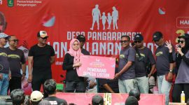 Peserta jalan sehat mendapatkan hadiah sepeda listrik yang digelar Pemdes Pengarangan bersama Spectra, pada Minggu (7/9/2025).