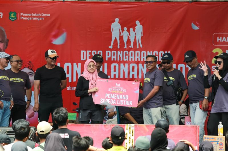 Peserta jalan sehat mendapatkan hadiah sepeda listrik yang digelar Pemdes Pengarangan bersama Spectra, pada Minggu (7/9/2025).