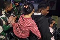 Prajurit Yonif 501/BY yang berperan sebagai “bidan dadakan” saat membantu seorang ibu melahirkan mendadak di depan Pos Jaga 2 Markas Yonif 501/BY, Kamis malam (11/09/2025).